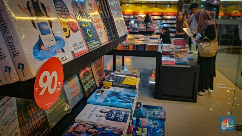 Seorang pengunjung memilih buku di salah satu gerai Books & Beyond yang masih buka dan menjual stok koleksi buku terdapat pegumumuman closing sale dan diskon 90 persen pada semua produk buku pada Kamis, (3/8/2023). (CNBC Indonesia/Faisal Rahman)