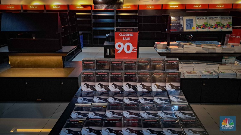 Seorang pengunjung memilih buku di salah satu gerai Books & Beyond yang masih buka dan menjual stok koleksi buku terdapat pegumumuman closing sale dan diskon 90 persen pada semua produk buku pada Kamis, (3/8/2023). (CNBC Indonesia/Faisal Rahman)