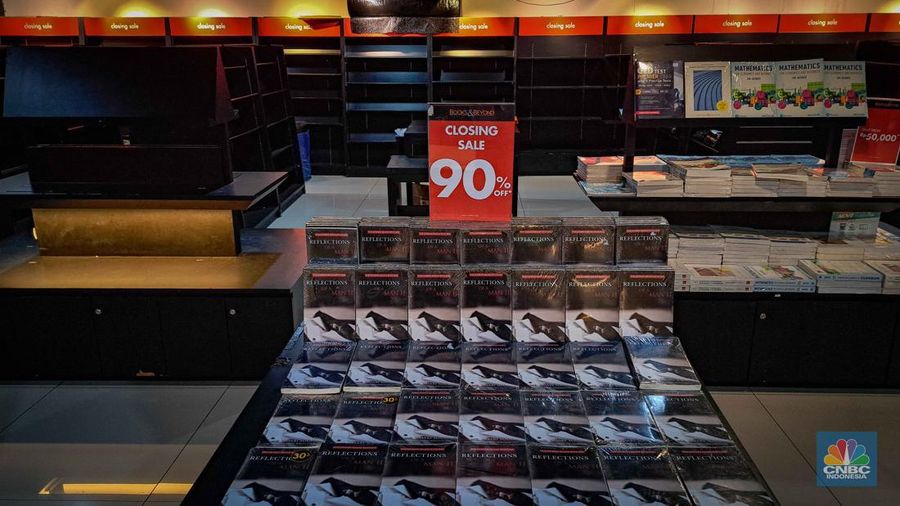 Seorang pengunjung memilih buku di salah satu gerai Books & Beyond yang masih buka dan menjual stok koleksi buku terdapat pegumumuman closing sale dan diskon 90 persen pada semua produk buku pada Kamis, (3/8/2023). (CNBC Indonesia/Faisal Rahman)