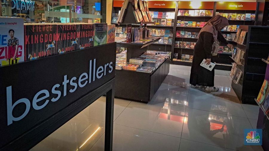 Seorang pengunjung memilih buku di salah satu gerai Books & Beyond yang masih buka dan menjual stok koleksi buku terdapat pegumumuman closing sale dan diskon 90 persen pada semua produk buku pada Kamis, (3/8/2023). (CNBC Indonesia/Faisal Rahman)