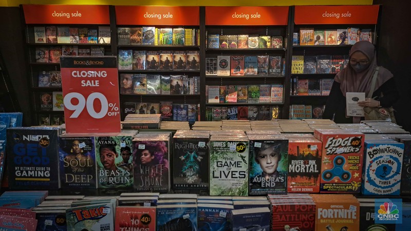 Seorang pengunjung memilih buku di salah satu gerai Books & Beyond yang masih buka dan menjual stok koleksi buku terdapat pegumumuman closing sale dan diskon 90 persen pada semua produk buku pada Kamis, (3/8/2023). (CNBC Indonesia/Faisal Rahman)