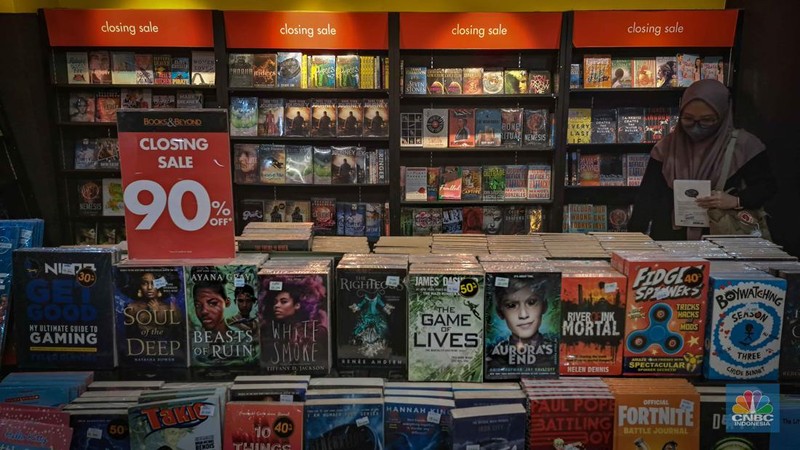 Seorang pengunjung memilih buku di salah satu gerai Books & Beyond yang masih buka dan menjual stok koleksi buku terdapat pegumumuman closing sale dan diskon 90 persen pada semua produk buku pada Kamis, (3/8/2023). (CNBC Indonesia/Faisal Rahman)