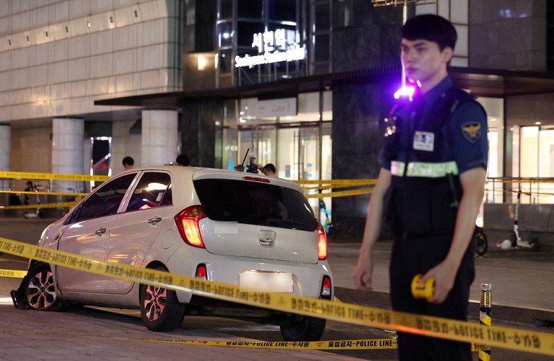 Polisi memeriksa lokasi di mana, menurut laporan media, sembilan orang telah ditikam dan empat lainnya terluka oleh sebuah mobil yang dikemudikan oleh tersangka penyerang di Seongnam, Korea Selatan, 3 Agustus 2023. (Yonhap via REUTERS)