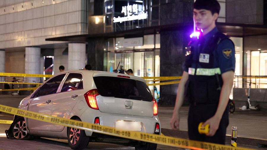 Polisi memeriksa lokasi di mana, menurut laporan media, sembilan orang telah ditikam dan empat lainnya terluka oleh sebuah mobil yang dikemudikan oleh tersangka penyerang di Seongnam, Korea Selatan, 3 Agustus 2023. (Yonhap via REUTERS)