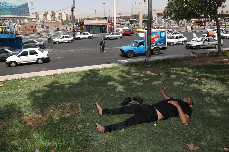 Turis berjalan di jalan selama gelombang panas di Teheran, Iran 2 Agustus 2023. Turis berjalan di jalan selama gelombang panas di Teheran, Iran 2 Agustus 2023. (Majid Asgaripour/WANA (West Asia News Agency) via REUTERS)