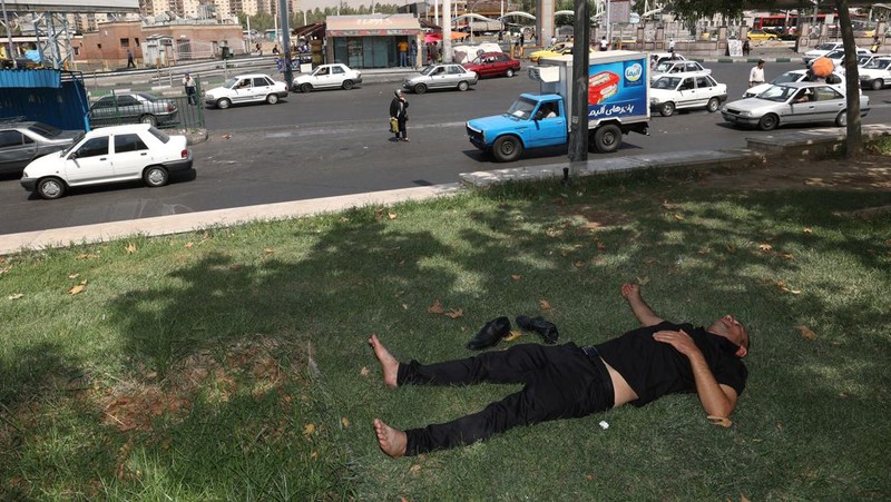 Turis berjalan di jalan selama gelombang panas di Teheran, Iran 2 Agustus 2023. (Majid Asgaripour/WANA (West Asia News Agency) via REUTERS)