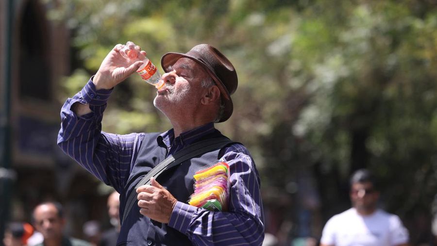 Seorang pria Iran minum soda selama gelombang panas di Teheran, Iran 2 Agustus 2023. (Majid Asgaripour/WANA (West Asia News Agency) via REUTERS)
