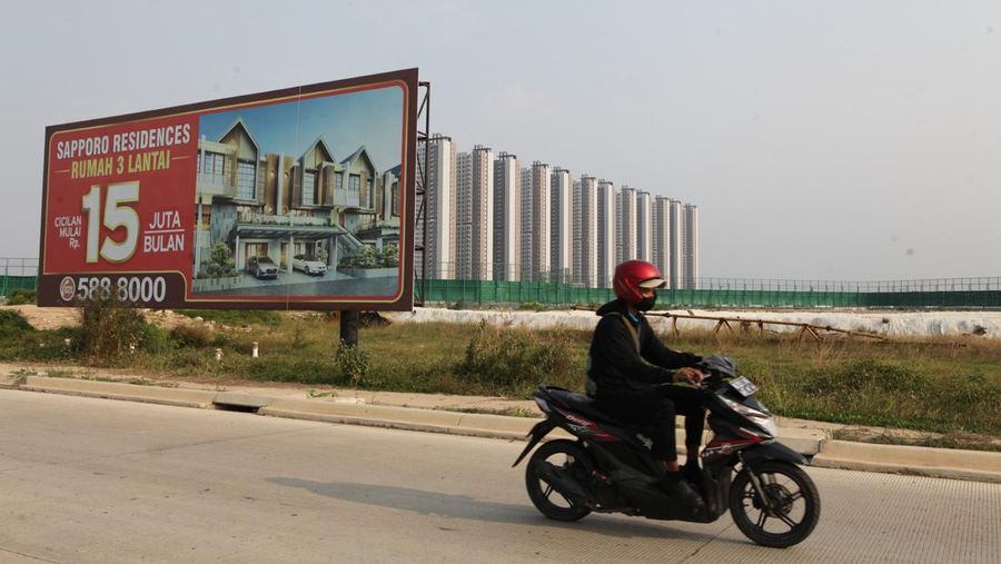 Suasana Desa Muara yang terhimpit gedung apartemen Tokyo Riverside Pik 2 di Desa Lemo, Teluknaga, Tangerang, Rabu (2/8/2023). (CNBC Indonesia/Muhammad Sabki)