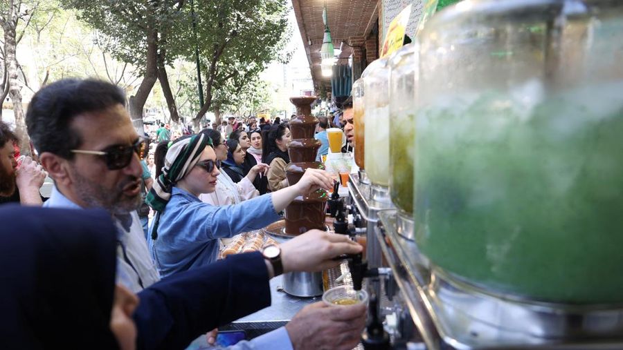 Turis berjalan di jalan selama gelombang panas di Teheran, Iran 2 Agustus 2023. (Majid Asgaripour/WANA (West Asia News Agency) via REUTERS)