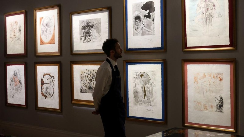 Pameran dan lelang barang milik Freddie Mercury. (REUTERS/ Susannah Ireland)