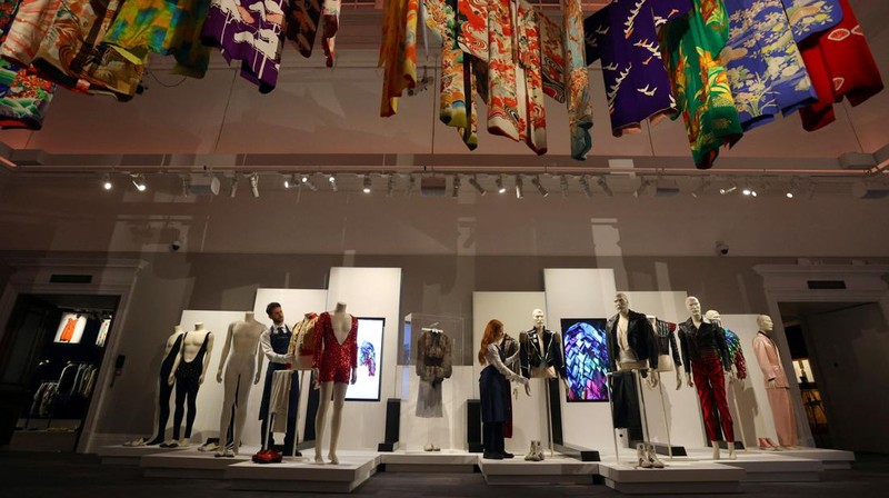 Pameran dan lelang barang milik Freddie Mercury. (REUTERS/ Susannah Ireland)