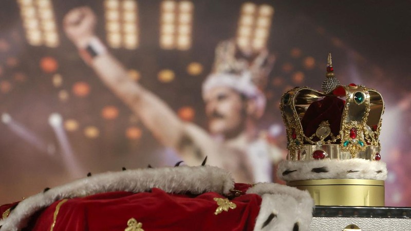 Pameran dan lelang barang milik Freddie Mercury. (REUTERS/ Susannah Ireland)
