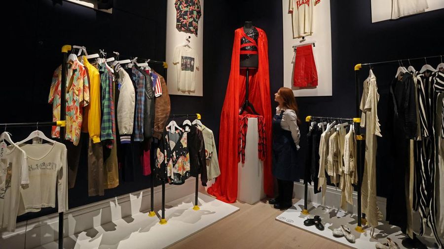 Pameran dan lelang barang milik Freddie Mercury. (REUTERS/ Susannah Ireland)