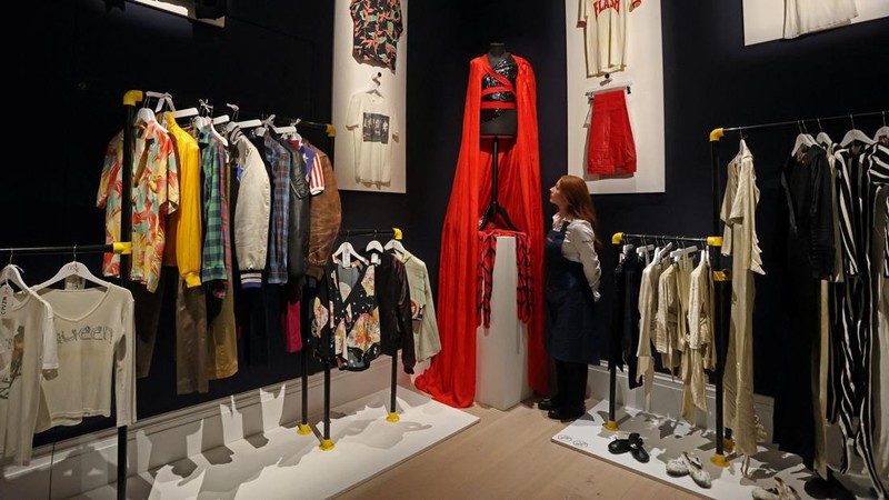 Pameran dan lelang barang milik Freddie Mercury. (REUTERS/ Susannah Ireland)