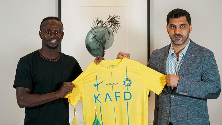 Pesepakbola Sadio Mane remsmi bergabung dengan klub Al Nassr. (Al Nassr Football Club/Handout via REUTERS)