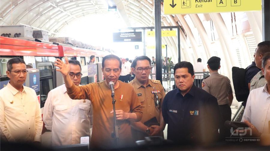 Presiden Joko Widodo (Jokowi) meninjau kesiapan operasional sekaligus menjajal Lintas Rel Terpadu  (LRT) Jakarta-Bogor-Depok-Bekasi  (Jabodebek) pada Kamis, (3/8). Presiden terpantau menaiki LRT Jabodebek dari Stasiun Harjamukti di Cibubur, menuju Stasiun Dukuh Atas. (Dok. LRT)