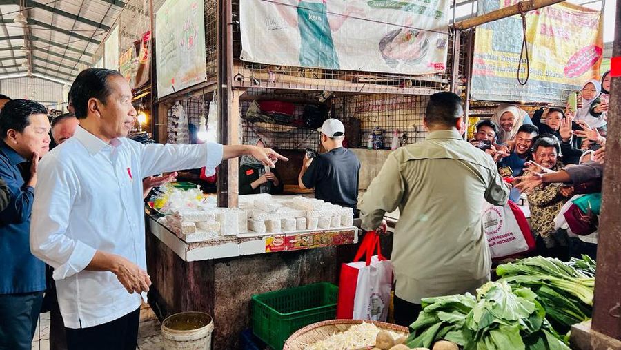 Presiden Joko Widodo meninjau Pasar Parung Kuda di Kabupaten Sukabumi, Jawa Barat, Jumat (4/8/2023). (Dok. Laily Rachev - Biro Pers Sekretariat Presiden)