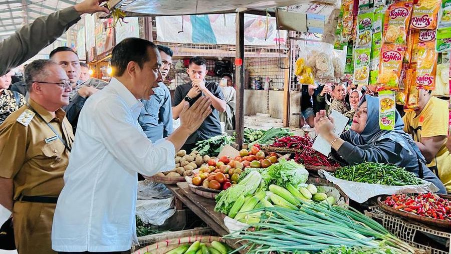 Presiden Joko Widodo meninjau Pasar Parung Kuda di Kabupaten Sukabumi, Jawa Barat, Jumat (4/8/2023). Presiden Joko Widodo meninjau Pasar Parung Kuda di Kabupaten Sukabumi, Jawa Barat, Jumat (4/8/2023). (Dok. Laily Rachev - Biro Pers Sekretariat Presiden)