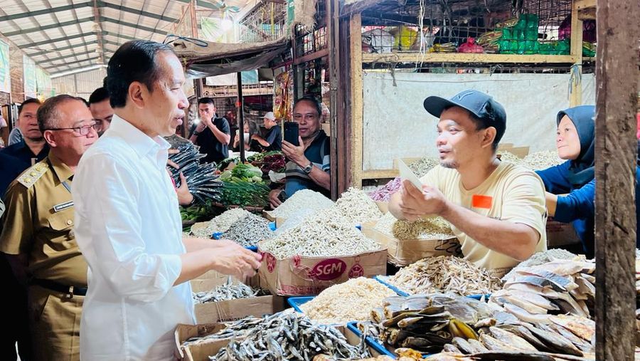 Presiden Joko Widodo meninjau Pasar Parung Kuda di Kabupaten Sukabumi, Jawa Barat, Jumat (4/8/2023). (Dok. Laily Rachev - Biro Pers Sekretariat Presiden)