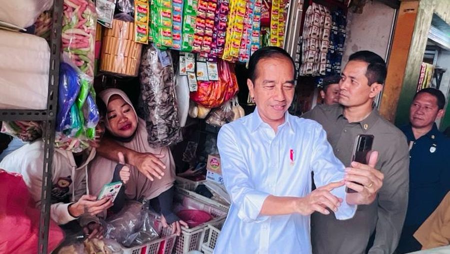 Presiden Joko Widodo meninjau Pasar Parung Kuda di Kabupaten Sukabumi, Jawa Barat, Jumat (4/8/2023). (Dok. Laily Rachev - Biro Pers Sekretariat Presiden)