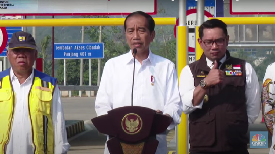 Presiden Joko Widodo resmikan jalan Tol Bocimi. (CNBC Indoensia/Emir Yanwardhana)