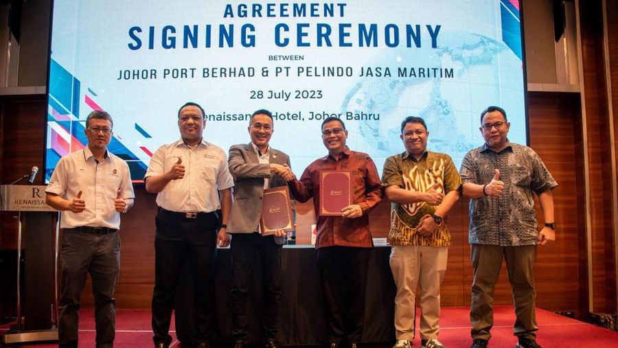 PT Pelindo Jasa Maritim (SPJM) bagian dari Subholding Pelindo
bekerja sama dengan Johor Port Berhad untuk meningkatkan sektor maritim serta
mengukuhkan hubungan baik kedua pihak dalam Head of Agreement (HoA). Perjanjian tersebut
ditandatangani oleh kedua belah pihak, yaitu PT Pelindo Jasa Maritim yang diwakili oleh
Direktur SDM, Rachmat Prayogi, dan Johor Port Berhad diwakili oleh Md. Derick Basir.