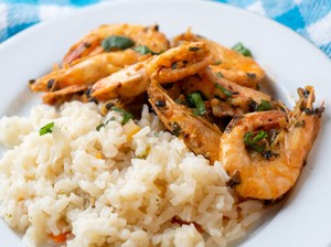 Menu Harian Ramadan 29: Mantap Sedap! Nasi Mentega Udang dan Rawon Surabaya