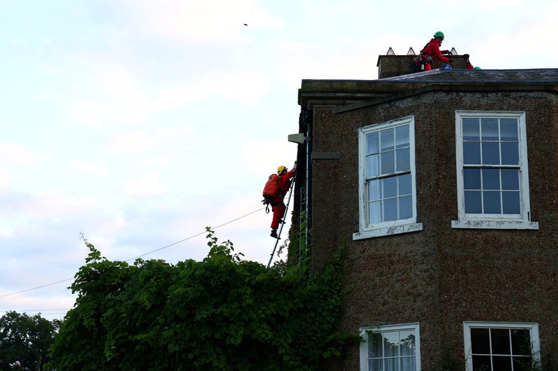 Rumah pribadi Perdana Menteri (PM) Inggris Rishi Sunak yang belokasi di Yorkshire, Inggris, Kamis (3/8/2023) waktu setempat ditutupi dengan kain hitam. (Greenpeace/Handout via REUTERS)
