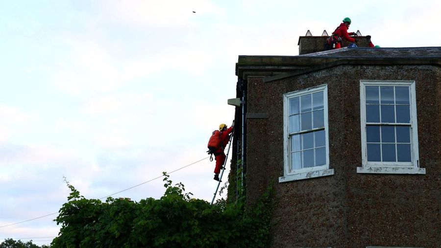 Rumah pribadi Perdana Menteri (PM) Inggris Rishi Sunak yang belokasi di Yorkshire, Inggris, Kamis (3/8/2023) waktu setempat ditutupi dengan kain hitam. (Greenpeace/Handout via REUTERS)