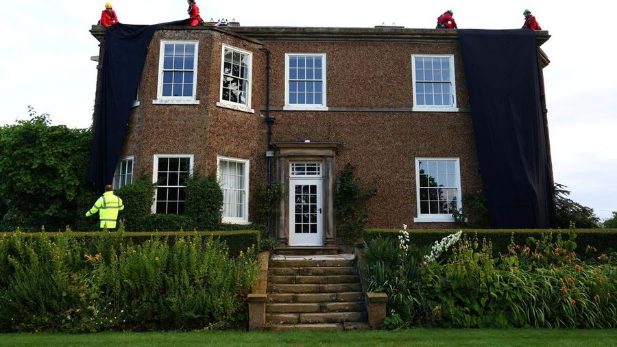 Rumah pribadi Perdana Menteri (PM) Inggris Rishi Sunak yang belokasi di Yorkshire, Inggris, Kamis (3/8/2023) waktu setempat ditutupi dengan kain hitam. (Greenpeace/Handout via REUTERS)
