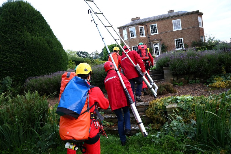 Rumah pribadi Perdana Menteri (PM) Inggris Rishi Sunak yang belokasi di Yorkshire, Inggris, Kamis (3/8/2023) waktu setempat ditutupi dengan kain hitam. (Greenpeace/Handout via REUTERS)