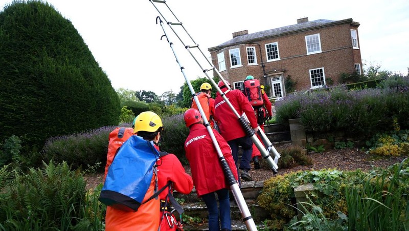 Rumah pribadi Perdana Menteri (PM) Inggris Rishi Sunak yang belokasi di Yorkshire, Inggris, Kamis (3/8/2023) waktu setempat ditutupi dengan kain hitam. (Greenpeace/Handout via REUTERS)