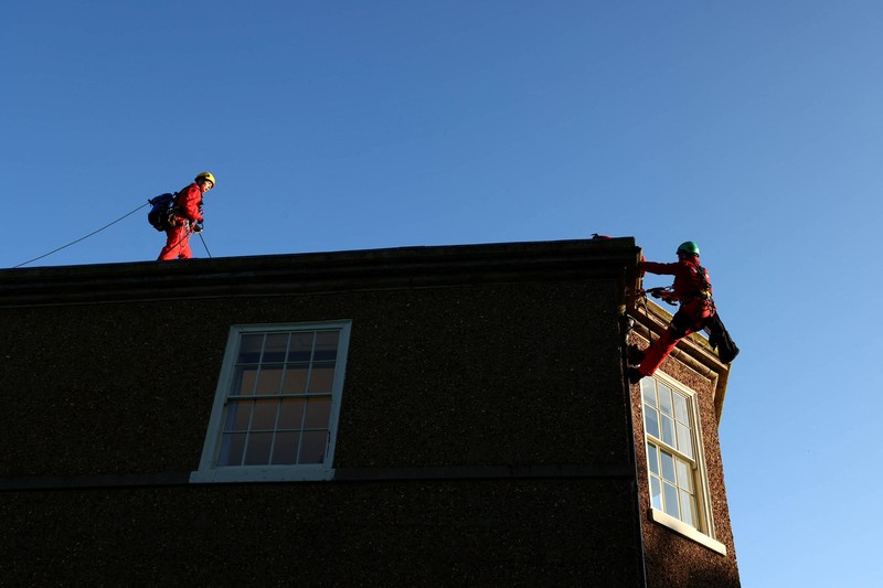 Rumah pribadi Perdana Menteri (PM) Inggris Rishi Sunak yang belokasi di Yorkshire, Inggris, Kamis (3/8/2023) waktu setempat ditutupi dengan kain hitam. (Greenpeace/Handout via REUTERS) Rumah pribadi Perdana Menteri (PM) Inggris Rishi Sunak yang belokasi di Yorkshire, Inggris, Kamis (3/8/2023) waktu setempat ditutupi dengan kain hitam. (Greenpeace/Handout via REUTERS)