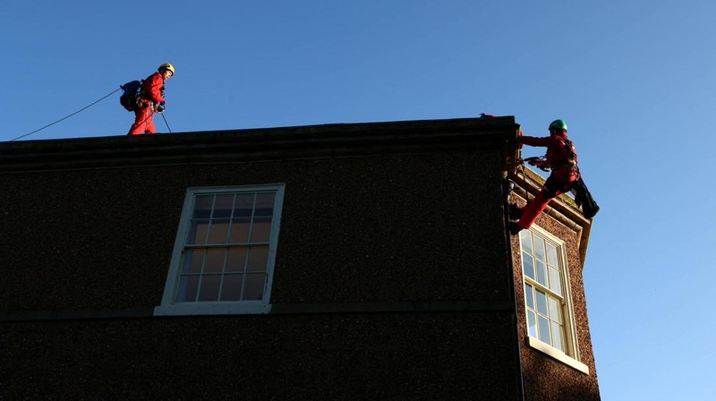 Rumah pribadi Perdana Menteri (PM) Inggris Rishi Sunak yang belokasi di Yorkshire, Inggris, Kamis (3/8/2023) waktu setempat ditutupi dengan kain hitam. (Greenpeace/Handout via REUTERS)