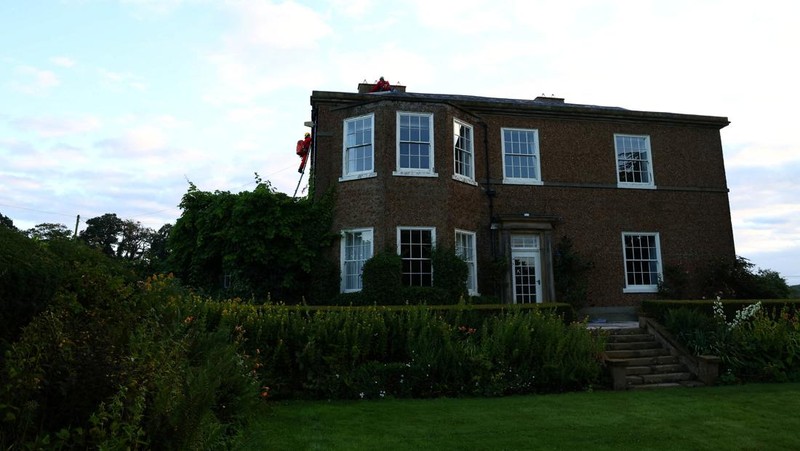 Rumah pribadi Perdana Menteri (PM) Inggris Rishi Sunak yang belokasi di Yorkshire, Inggris, Kamis (3/8/2023) waktu setempat ditutupi dengan kain hitam. (Greenpeace/Handout via REUTERS)