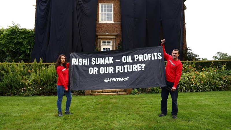 Rumah pribadi Perdana Menteri (PM) Inggris Rishi Sunak yang belokasi di Yorkshire, Inggris, Kamis (3/8/2023) waktu setempat ditutupi dengan kain hitam. (Greenpeace/Handout via REUTERS)