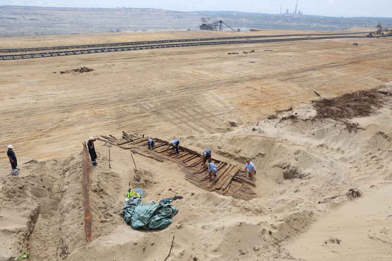 Arkeolog menggali lambung kapal kayu, sebuah kapal Romawi kuno dengan lambung datar di kota kuno Viminacium, dekat Kostolac, Serbia, 2 Agustus 2023. Arkeolog menggali lambung kapal kayu, sebuah kapal Romawi kuno dengan lambung datar di kota kuno Viminacium, dekat Kostolac, Serbia, 2 Agustus 2023. (REUTERS/Zorana Jevtic)