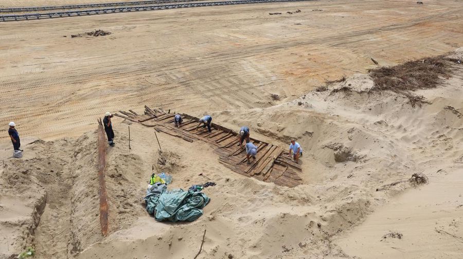 Arkeolog menggali lambung kapal kayu, sebuah kapal Romawi kuno dengan lambung datar di kota kuno Viminacium, dekat Kostolac, Serbia, 2 Agustus 2023. (REUTERS/Zorana Jevtic)