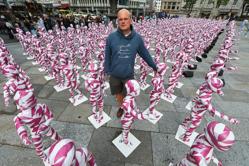 Foto yang diambil pada 4 Agustus 2023 ini menunjukkan instalasi seni 'Shattered Souls ... in a Sea of Silence' karya seniman Jerman Dennis Josef Meseg di depan Katedral Cologne, Jerman bagian barat. Dengan instalasinya, sang seniman ingin membuat publik sadar akan tangisan putus asa dan hening dari anak-anak yang dilecehkan untuk keadilan bagi jiwa mereka yang dianiaya. 333 manekin kecil, terbungkus warna kepolosan dan Kuria, akan dipajang hingga 6 Agustus pada kesempatan Hari Pemuda Sedunia di depan Katedral. Lebih dari setengah juta orang di Jerman meninggalkan Gereja Katolik pada tahun 2022, konferensi uskup negara itu telah mengumumkan pada bulan Juni, melampaui rekor yang dibuat pada tahun 2021 di tengah skandal pelecehan seksual yang merajalela. Gereja Katolik Jerman telah diguncang oleh serangkaian tuduhan panjang tentang pendeta predator yang menganiaya anak-anak dan remaja di jemaat mereka. (Photo by Bernd Lauter / AFP)