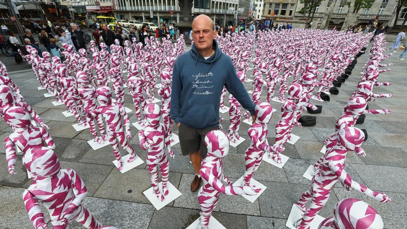 Foto yang diambil pada 4 Agustus 2023 ini menunjukkan instalasi seni 'Shattered Souls ... in a Sea of Silence' karya seniman Jerman Dennis Josef Meseg di depan Katedral Cologne, Jerman bagian barat. Dengan instalasinya, sang seniman ingin membuat publik sadar akan tangisan putus asa dan hening dari anak-anak yang dilecehkan untuk keadilan bagi jiwa mereka yang dianiaya. 333 manekin kecil, terbungkus warna kepolosan dan Kuria, akan dipajang hingga 6 Agustus pada kesempatan Hari Pemuda Sedunia di depan Katedral. Lebih dari setengah juta orang di Jerman meninggalkan Gereja Katolik pada tahun 2022, konferensi uskup negara itu telah mengumumkan pada bulan Juni, melampaui rekor yang dibuat pada tahun 2021 di tengah skandal pelecehan seksual yang merajalela. Gereja Katolik Jerman telah diguncang oleh serangkaian tuduhan panjang tentang pendeta predator yang menganiaya anak-anak dan remaja di jemaat mereka. (Photo by Bernd Lauter / AFP)