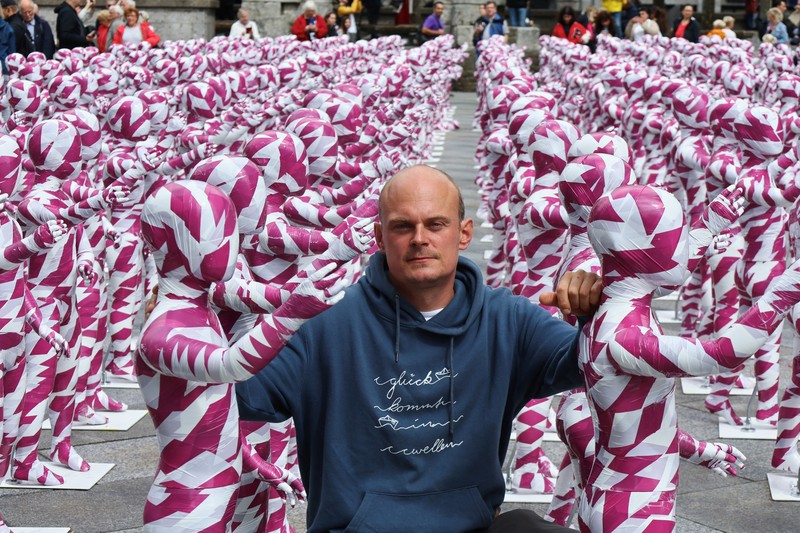 Foto yang diambil pada 4 Agustus 2023 ini menunjukkan instalasi seni 'Shattered Souls ... in a Sea of Silence' karya seniman Jerman Dennis Josef Meseg di depan Katedral Cologne, Jerman bagian barat. Dengan instalasinya, sang seniman ingin membuat publik sadar akan tangisan putus asa dan hening dari anak-anak yang dilecehkan untuk keadilan bagi jiwa mereka yang dianiaya. 333 manekin kecil, terbungkus warna kepolosan dan Kuria, akan dipajang hingga 6 Agustus pada kesempatan Hari Pemuda Sedunia di depan Katedral. Lebih dari setengah juta orang di Jerman meninggalkan Gereja Katolik pada tahun 2022, konferensi uskup negara itu telah mengumumkan pada bulan Juni, melampaui rekor yang dibuat pada tahun 2021 di tengah skandal pelecehan seksual yang merajalela. Gereja Katolik Jerman telah diguncang oleh serangkaian tuduhan panjang tentang pendeta predator yang menganiaya anak-anak dan remaja di jemaat mereka. (Photo by Bernd Lauter / AFP)