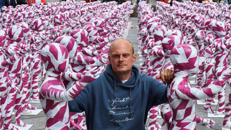 Foto yang diambil pada 4 Agustus 2023 ini menunjukkan instalasi seni 'Shattered Souls ... in a Sea of Silence' karya seniman Jerman Dennis Josef Meseg di depan Katedral Cologne, Jerman bagian barat. Dengan instalasinya, sang seniman ingin membuat publik sadar akan tangisan putus asa dan hening dari anak-anak yang dilecehkan untuk keadilan bagi jiwa mereka yang dianiaya. 333 manekin kecil, terbungkus warna kepolosan dan Kuria, akan dipajang hingga 6 Agustus pada kesempatan Hari Pemuda Sedunia di depan Katedral. Lebih dari setengah juta orang di Jerman meninggalkan Gereja Katolik pada tahun 2022, konferensi uskup negara itu telah mengumumkan pada bulan Juni, melampaui rekor yang dibuat pada tahun 2021 di tengah skandal pelecehan seksual yang merajalela. Gereja Katolik Jerman telah diguncang oleh serangkaian tuduhan panjang tentang pendeta predator yang menganiaya anak-anak dan remaja di jemaat mereka. (Photo by Bernd Lauter / AFP)