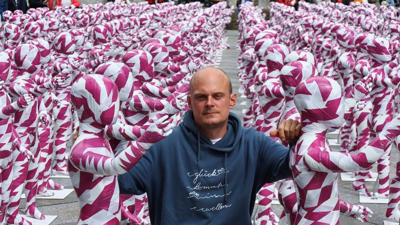 Foto yang diambil pada 4 Agustus 2023 ini menunjukkan instalasi seni 'Shattered Souls ... in a Sea of Silence' karya seniman Jerman Dennis Josef Meseg di depan Katedral Cologne, Jerman bagian barat. Dengan instalasinya, sang seniman ingin membuat publik sadar akan tangisan putus asa dan hening dari anak-anak yang dilecehkan untuk keadilan bagi jiwa mereka yang dianiaya. 333 manekin kecil, terbungkus warna kepolosan dan Kuria, akan dipajang hingga 6 Agustus pada kesempatan Hari Pemuda Sedunia di depan Katedral. Lebih dari setengah juta orang di Jerman meninggalkan Gereja Katolik pada tahun 2022, konferensi uskup negara itu telah mengumumkan pada bulan Juni, melampaui rekor yang dibuat pada tahun 2021 di tengah skandal pelecehan seksual yang merajalela. Gereja Katolik Jerman telah diguncang oleh serangkaian tuduhan panjang tentang pendeta predator yang menganiaya anak-anak dan remaja di jemaat mereka. (Photo by Bernd Lauter / AFP)
