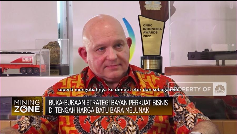 Chief Financial Officer PT. Bayan Resouces TBK, Alastair Gordon Christopher Mcleod dalam program mining zone. (Tangkapan Layar CNBC Indonesia TV)