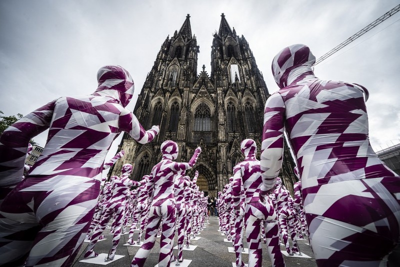 Foto yang diambil pada 4 Agustus 2023 ini menunjukkan instalasi seni 'Shattered Souls ... in a Sea of Silence' karya seniman Jerman Dennis Josef Meseg di depan Katedral Cologne, Jerman bagian barat. Dengan instalasinya, sang seniman ingin membuat publik sadar akan tangisan putus asa dan hening dari anak-anak yang dilecehkan untuk keadilan bagi jiwa mereka yang dianiaya. 333 manekin kecil, terbungkus warna kepolosan dan Kuria, akan dipajang hingga 6 Agustus pada kesempatan Hari Pemuda Sedunia di depan Katedral. Lebih dari setengah juta orang di Jerman meninggalkan Gereja Katolik pada tahun 2022, konferensi uskup negara itu telah mengumumkan pada bulan Juni, melampaui rekor yang dibuat pada tahun 2021 di tengah skandal pelecehan seksual yang merajalela. Gereja Katolik Jerman telah diguncang oleh serangkaian tuduhan panjang tentang pendeta predator yang menganiaya anak-anak dan remaja di jemaat mereka. Foto yang diambil pada 4 Agustus 2023 ini menunjukkan instalasi seni 'Shattered Souls ... in a Sea of Silence' karya seniman Jerman Dennis Josef Meseg di depan Katedral Cologne, Jerman bagian barat. Dengan instalasinya, sang seniman ingin membuat publik sadar akan tangisan putus asa dan hening dari anak-anak yang dilecehkan untuk keadilan bagi jiwa mereka yang dianiaya. 333 manekin kecil, terbungkus warna kepolosan dan Kuria, akan dipajang hingga 6 Agustus pada kesempatan Hari Pemuda Sedunia di depan Katedral. Lebih dari setengah juta orang di Jerman meninggalkan Gereja Katolik pada tahun 2022, konferensi uskup negara itu telah mengumumkan pada bulan Juni, melampaui rekor yang dibuat pada tahun 2021 di tengah skandal pelecehan seksual yang merajalela. Gereja Katolik Jerman telah diguncang oleh serangkaian tuduhan panjang tentang pendeta predator yang menganiaya anak-anak dan remaja di jemaat mereka. (Photo by Bernd Lauter / AFP)