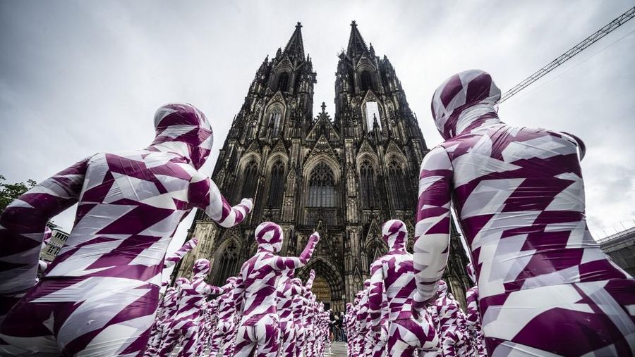 Foto yang diambil pada 4 Agustus 2023 ini menunjukkan instalasi seni 'Shattered Souls ... in a Sea of Silence' karya seniman Jerman Dennis Josef Meseg di depan Katedral Cologne, Jerman bagian barat. Dengan instalasinya, sang seniman ingin membuat publik sadar akan tangisan putus asa dan hening dari anak-anak yang dilecehkan untuk keadilan bagi jiwa mereka yang dianiaya. 333 manekin kecil, terbungkus warna kepolosan dan Kuria, akan dipajang hingga 6 Agustus pada kesempatan Hari Pemuda Sedunia di depan Katedral. Lebih dari setengah juta orang di Jerman meninggalkan Gereja Katolik pada tahun 2022, konferensi uskup negara itu telah mengumumkan pada bulan Juni, melampaui rekor yang dibuat pada tahun 2021 di tengah skandal pelecehan seksual yang merajalela. Gereja Katolik Jerman telah diguncang oleh serangkaian tuduhan panjang tentang pendeta predator yang menganiaya anak-anak dan remaja di jemaat mereka. (Photo by Bernd Lauter / AFP)
