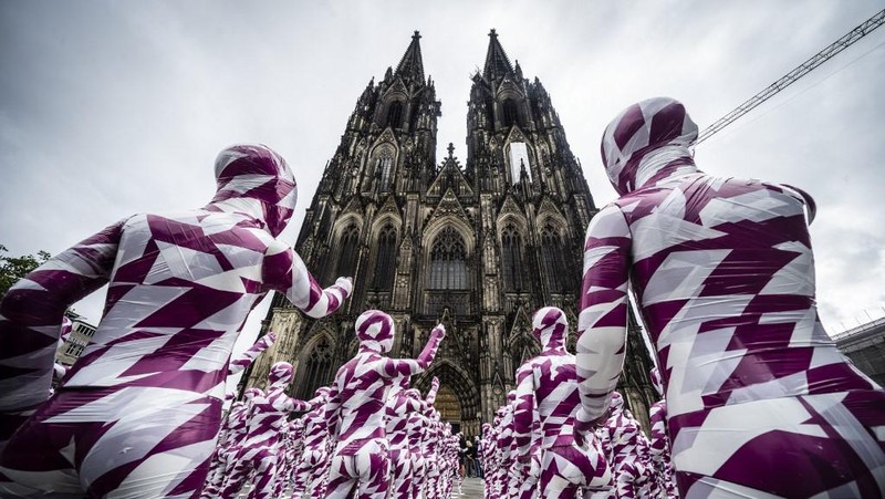 Foto yang diambil pada 4 Agustus 2023 ini menunjukkan instalasi seni 'Shattered Souls ... in a Sea of Silence' karya seniman Jerman Dennis Josef Meseg di depan Katedral Cologne, Jerman bagian barat. Dengan instalasinya, sang seniman ingin membuat publik sadar akan tangisan putus asa dan hening dari anak-anak yang dilecehkan untuk keadilan bagi jiwa mereka yang dianiaya. 333 manekin kecil, terbungkus warna kepolosan dan Kuria, akan dipajang hingga 6 Agustus pada kesempatan Hari Pemuda Sedunia di depan Katedral. Lebih dari setengah juta orang di Jerman meninggalkan Gereja Katolik pada tahun 2022, konferensi uskup negara itu telah mengumumkan pada bulan Juni, melampaui rekor yang dibuat pada tahun 2021 di tengah skandal pelecehan seksual yang merajalela. Gereja Katolik Jerman telah diguncang oleh serangkaian tuduhan panjang tentang pendeta predator yang menganiaya anak-anak dan remaja di jemaat mereka. (Photo by Bernd Lauter / AFP)