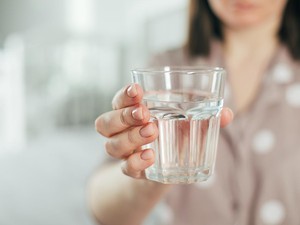 Begini Cara Aman Minum Air Putih Tanpa Cemaran Partikel Nanoplastik