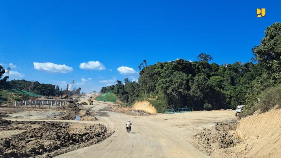 Kementerian Pekerjaan Umum dan Perumahan Rakyat terus meningkatkan konektivitas ke kawasan Ibu Kota Negara (IKN) Nusantara, salah satunya dengan melakukan percepatan pembangunan Jalan Tol menuju ke Kawasan Inti Pusat Pemerintahan IKN. (Dok. Kementerian PUPR)