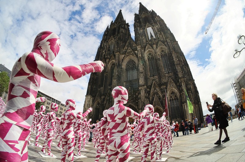 Foto yang diambil pada 4 Agustus 2023 ini menunjukkan instalasi seni 'Shattered Souls ... in a Sea of Silence' karya seniman Jerman Dennis Josef Meseg di depan Katedral Cologne, Jerman bagian barat. Dengan instalasinya, sang seniman ingin membuat publik sadar akan tangisan putus asa dan hening dari anak-anak yang dilecehkan untuk keadilan bagi jiwa mereka yang dianiaya. 333 manekin kecil, terbungkus warna kepolosan dan Kuria, akan dipajang hingga 6 Agustus pada kesempatan Hari Pemuda Sedunia di depan Katedral. Lebih dari setengah juta orang di Jerman meninggalkan Gereja Katolik pada tahun 2022, konferensi uskup negara itu telah mengumumkan pada bulan Juni, melampaui rekor yang dibuat pada tahun 2021 di tengah skandal pelecehan seksual yang merajalela. Gereja Katolik Jerman telah diguncang oleh serangkaian tuduhan panjang tentang pendeta predator yang menganiaya anak-anak dan remaja di jemaat mereka. (Photo by Bernd Lauter / AFP)